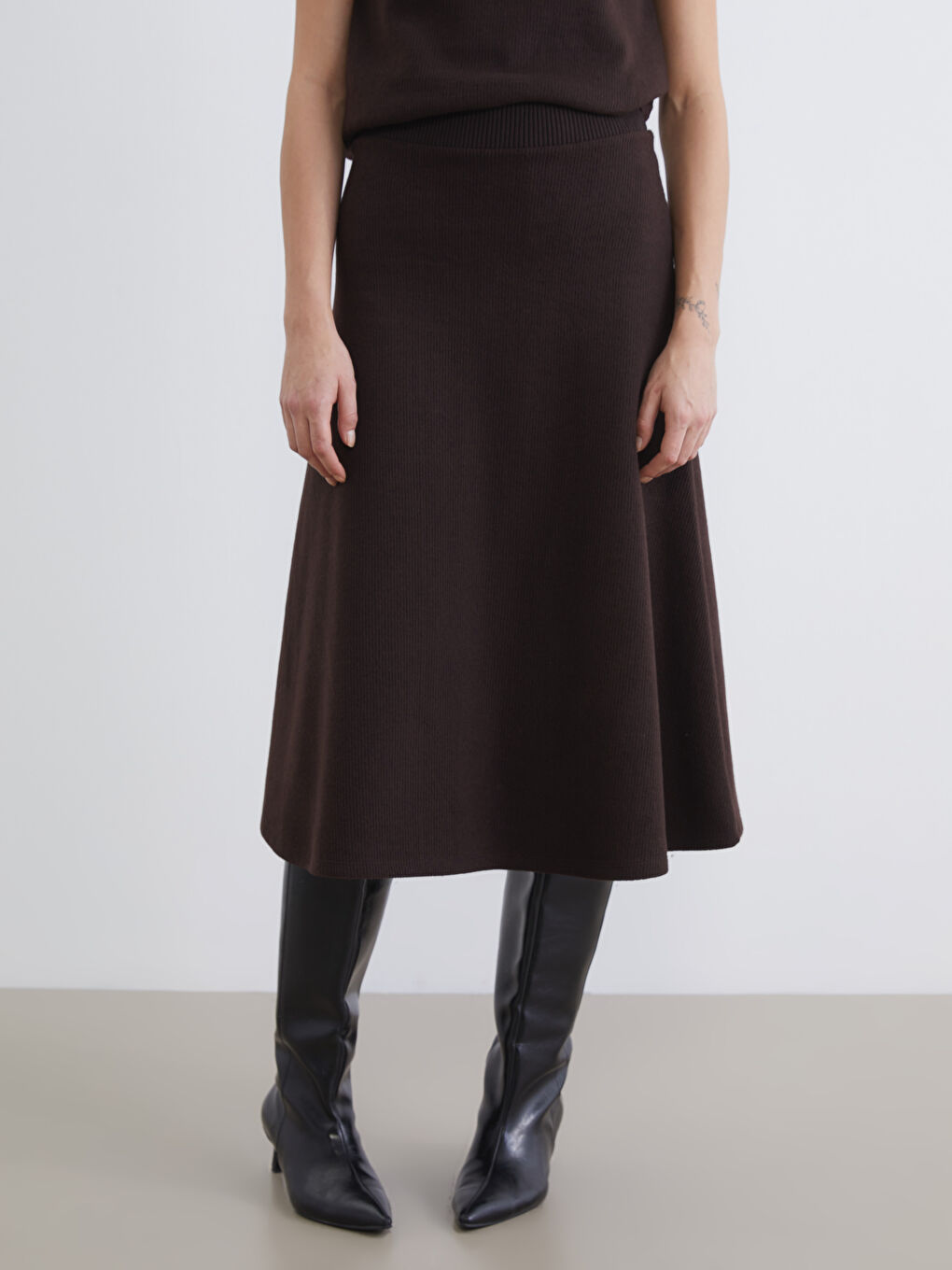 تەنورە قاوه‌یی ژن-1