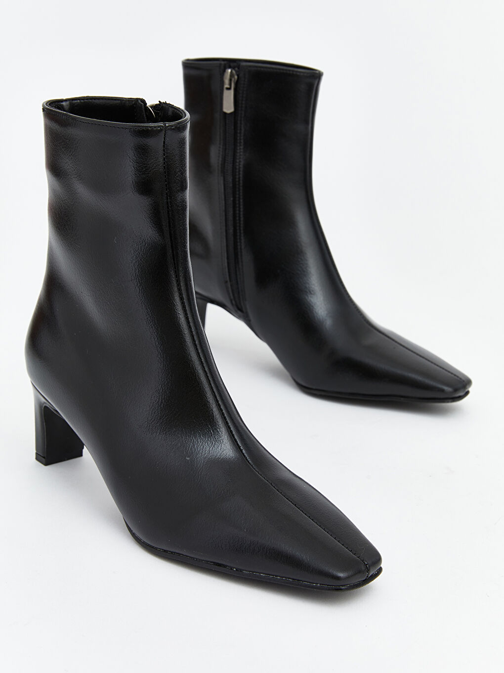 Siyah Deri Görünümlü Kadın Bot-2
