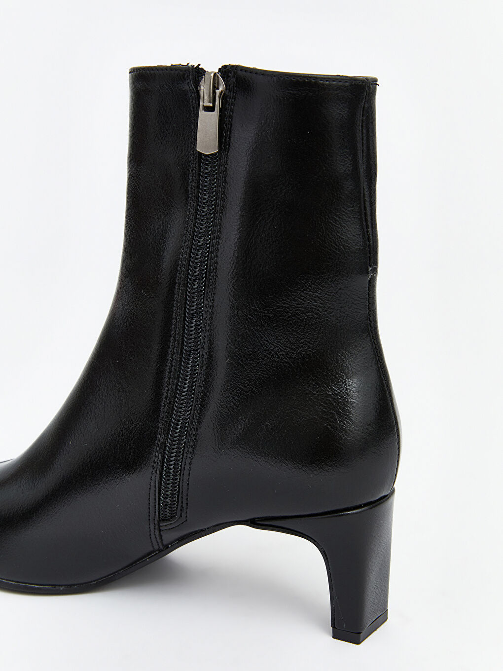 Siyah Deri Görünümlü Kadın Bot-4