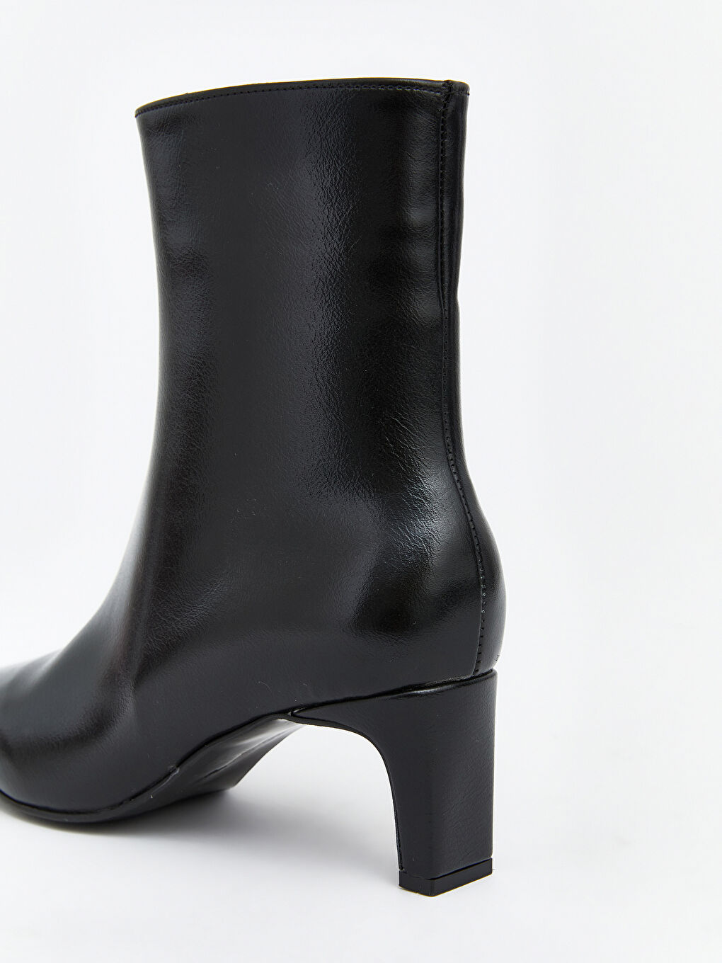 Siyah Deri Görünümlü Kadın Bot-5