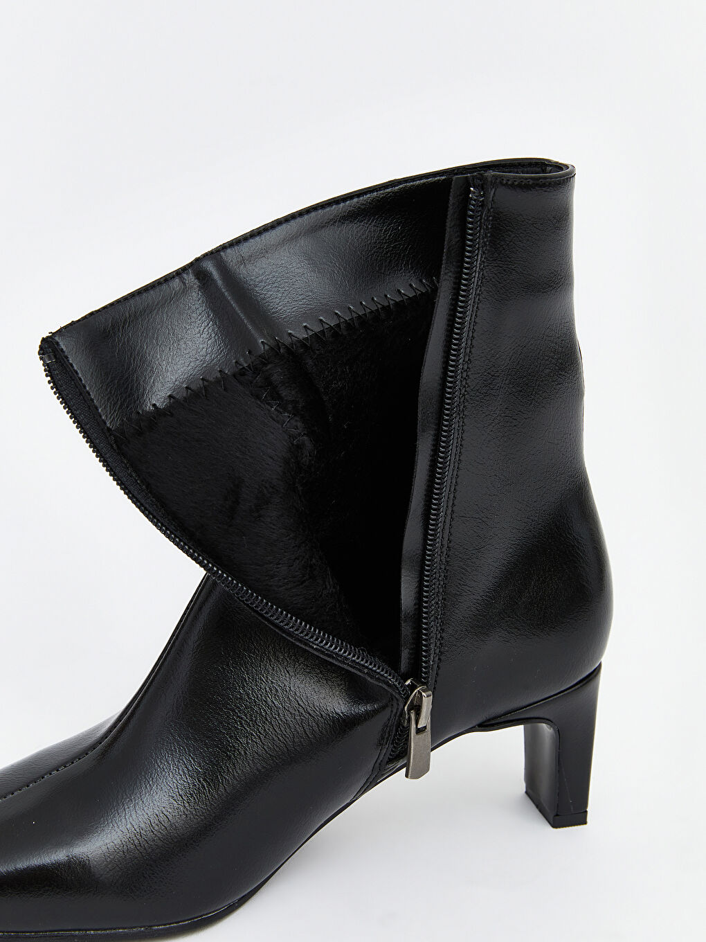 Siyah Deri Görünümlü Kadın Bot-6