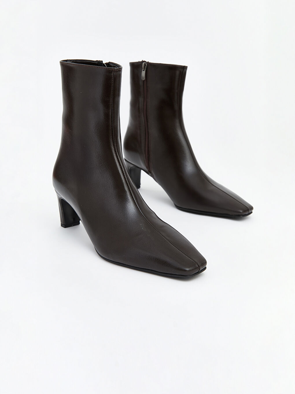 Kahverengi Deri Görünümlü Kadın Bot-2