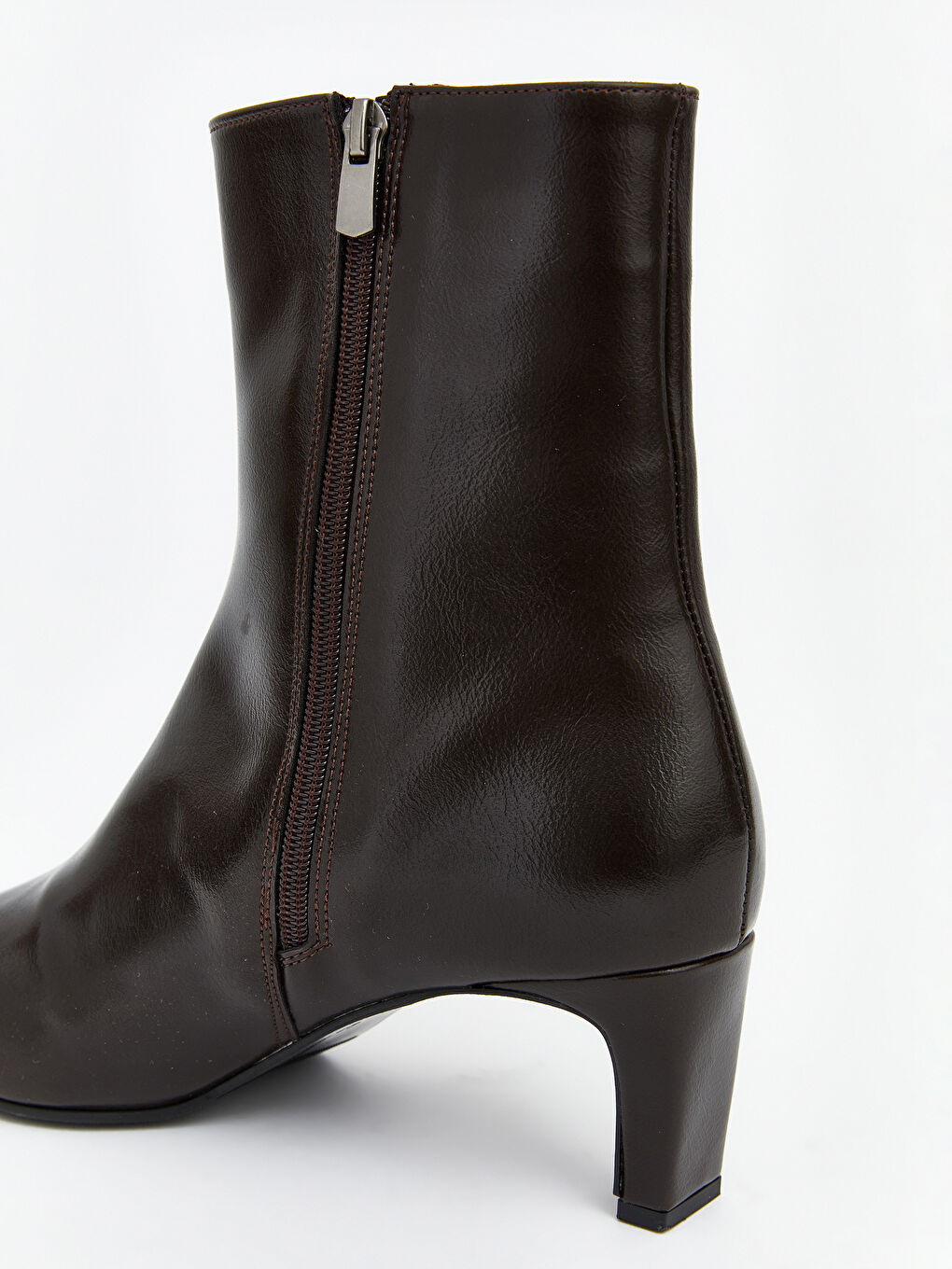 Kahverengi Deri Görünümlü Kadın Bot-4