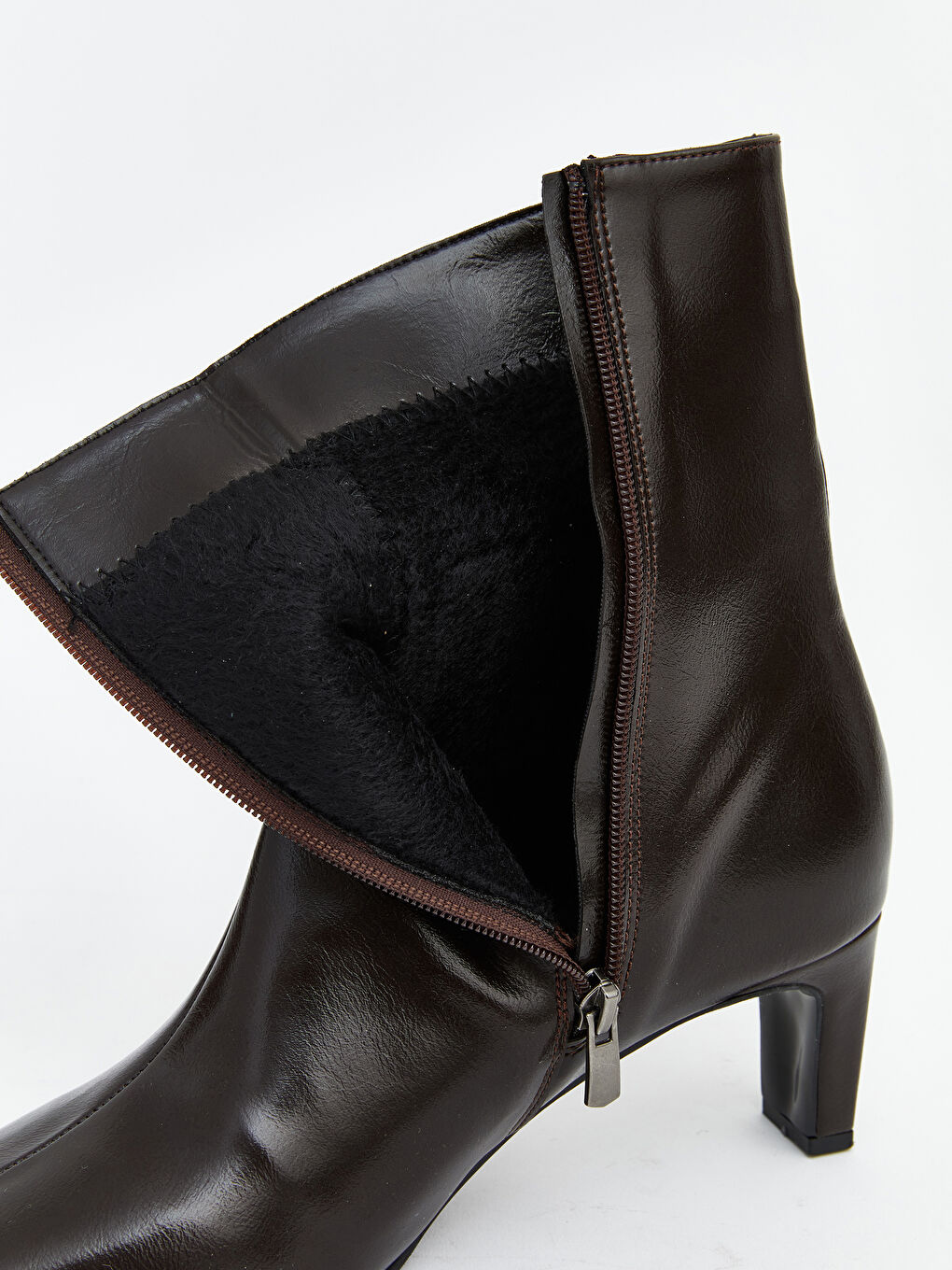 Kahverengi Deri Görünümlü Kadın Bot-6