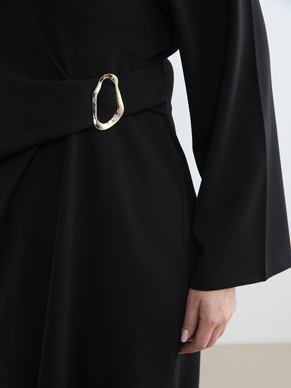 Siyah Bisiklet Yaka Metal Tokalı Büzgülü Elbise-6