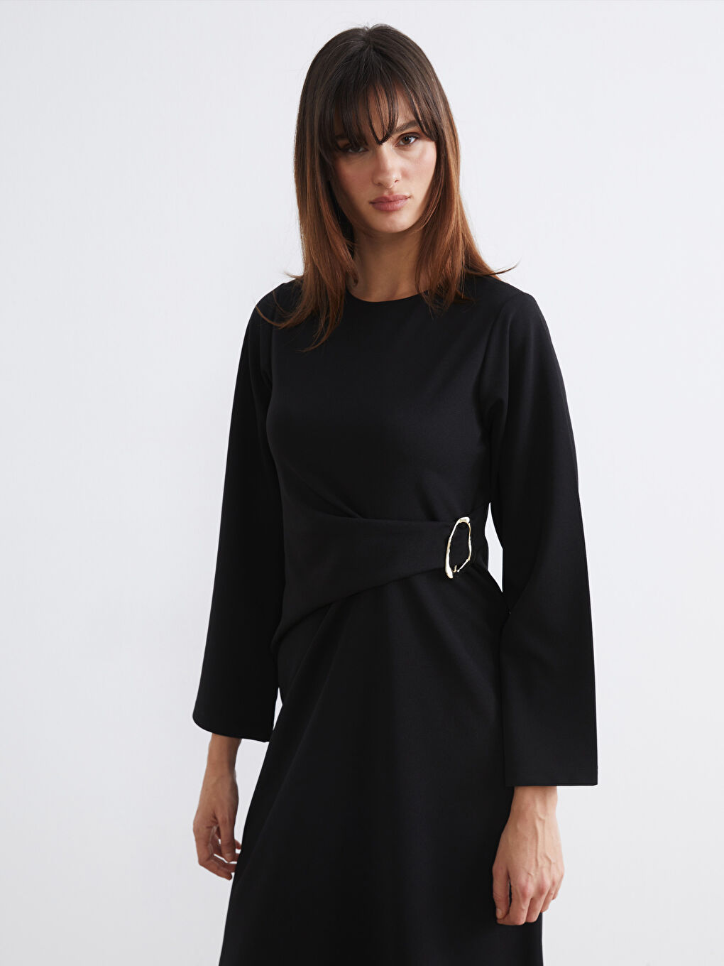 Siyah Bisiklet Yaka Metal Tokalı Büzgülü Elbise-2
