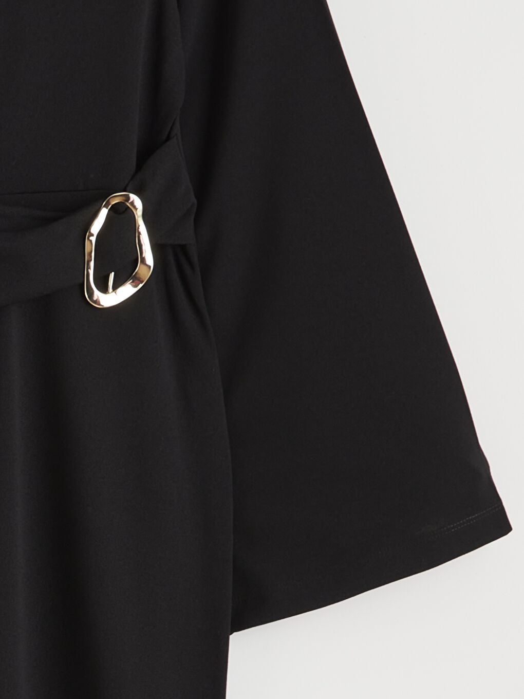 Siyah Bisiklet Yaka Metal Tokalı Büzgülü Elbise-9