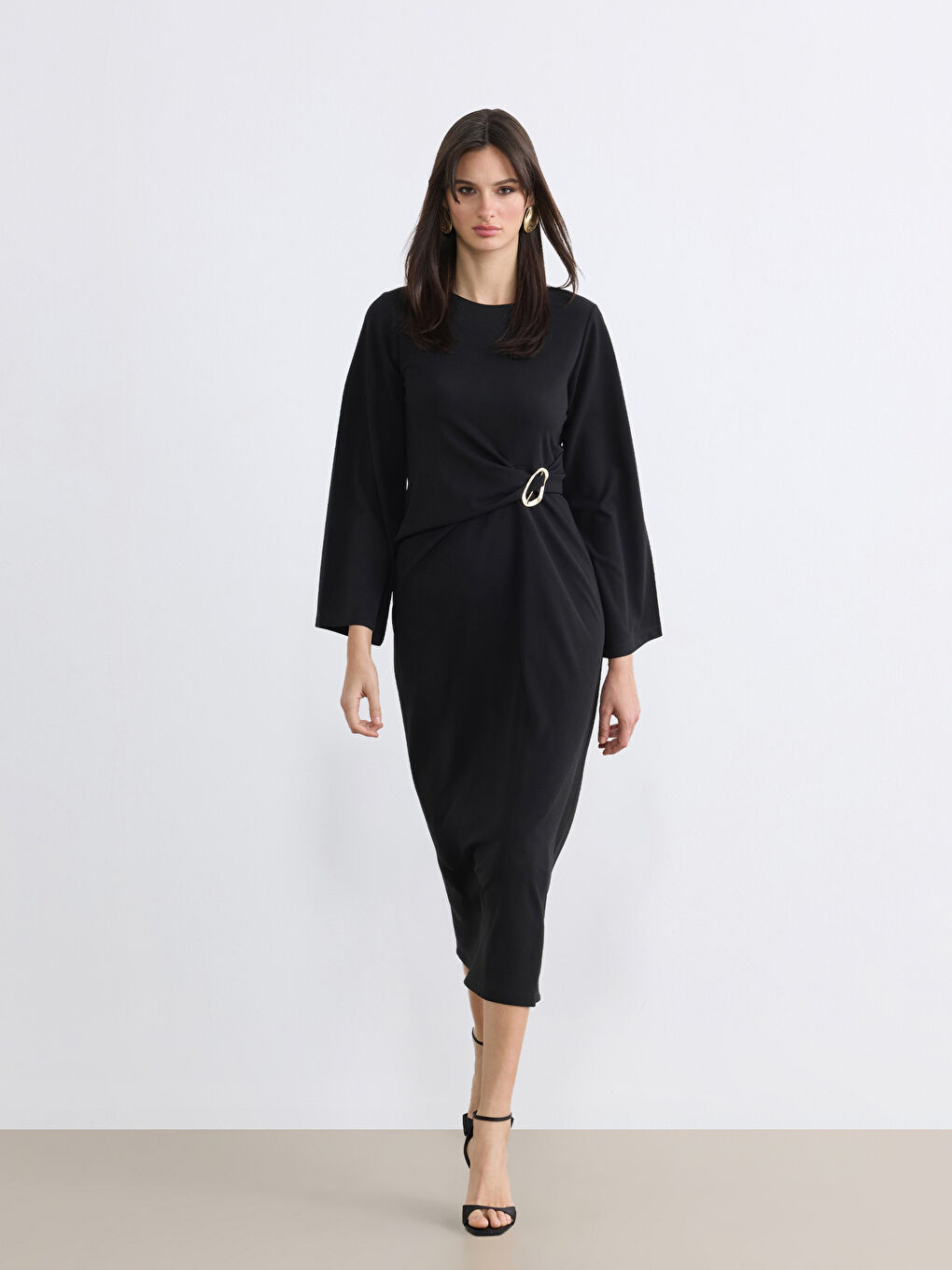 Siyah Bisiklet Yaka Metal Tokalı Büzgülü Elbise