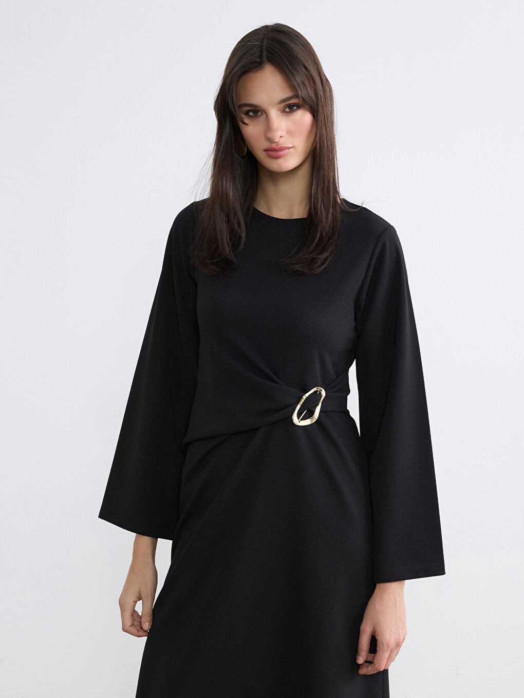 Siyah Bisiklet Yaka Metal Tokalı Büzgülü Elbise-2