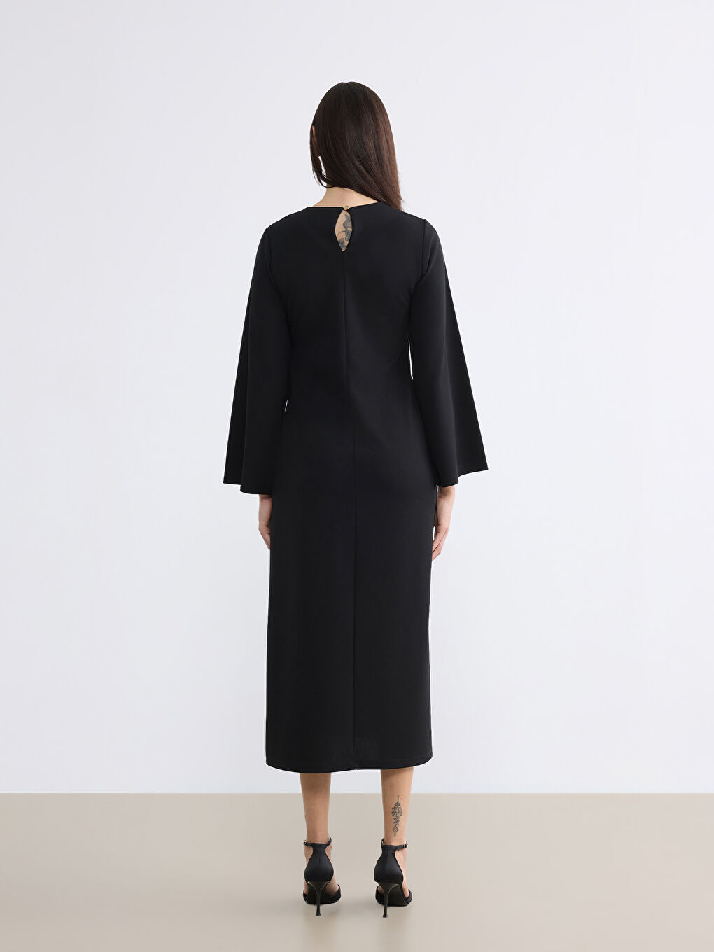 Siyah Bisiklet Yaka Metal Tokalı Büzgülü Elbise-4