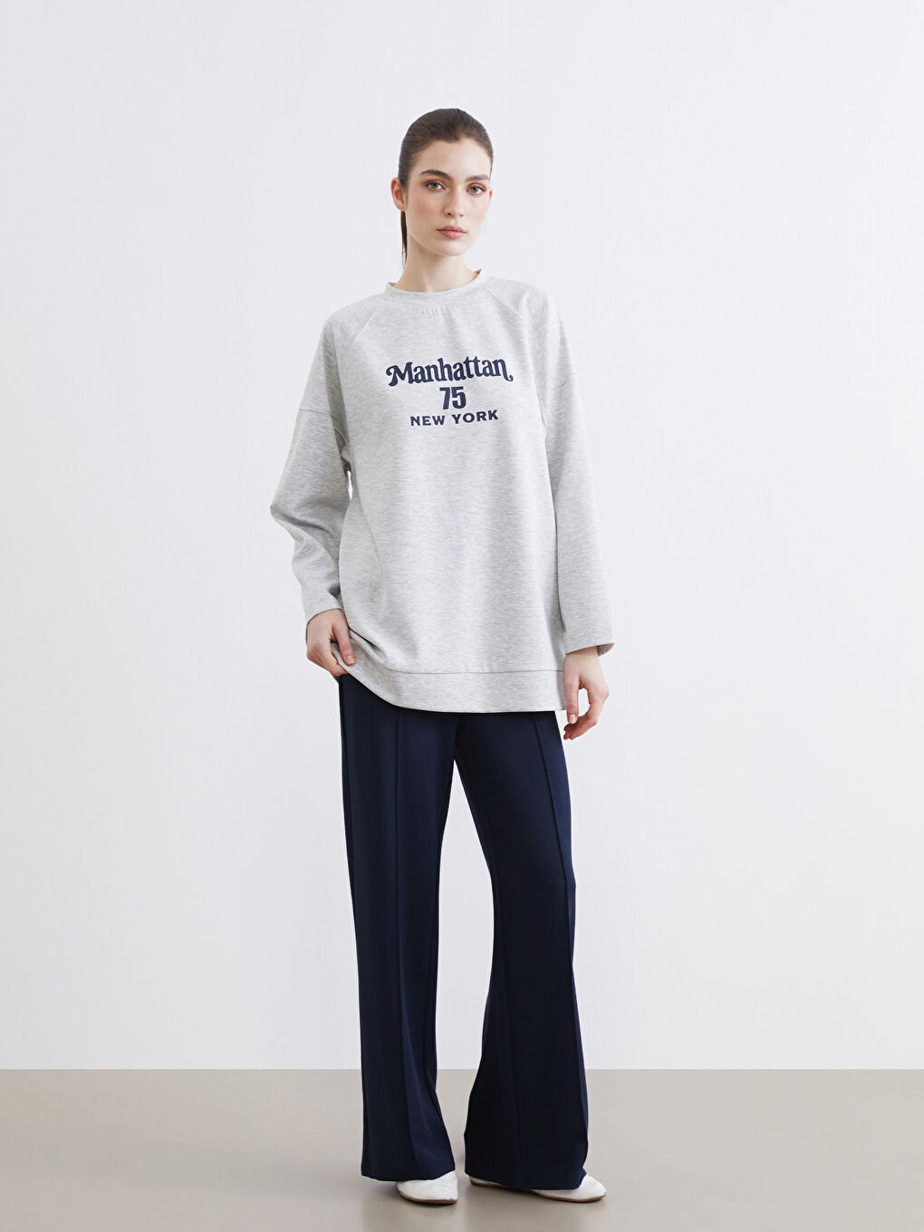 Wide-leg women's sweatpants with stitched detailing.