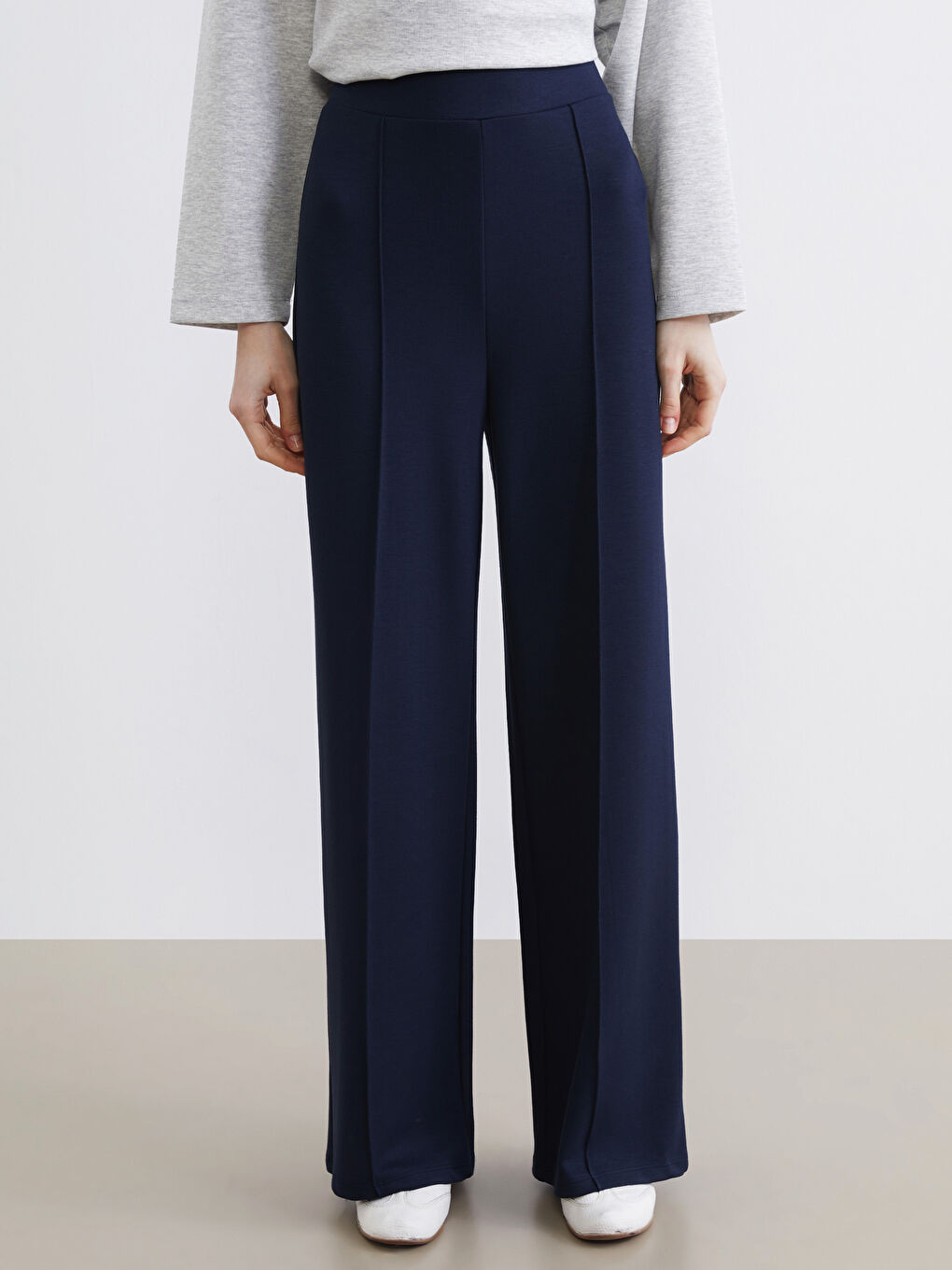 Wide-leg women's sweatpants with stitched detailing.-1