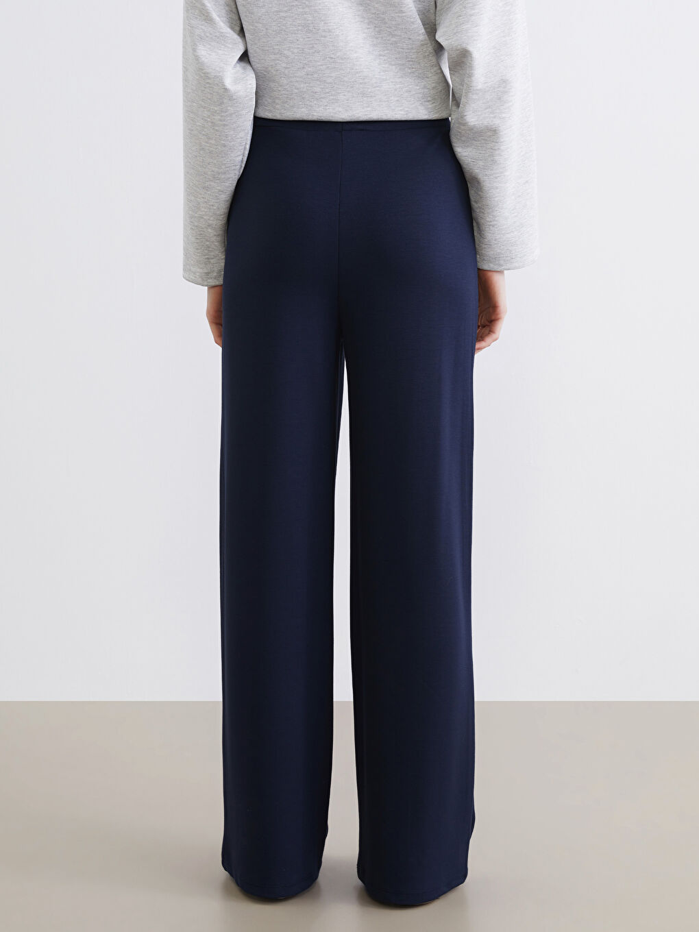 Wide-leg women's sweatpants with stitched detailing.-3