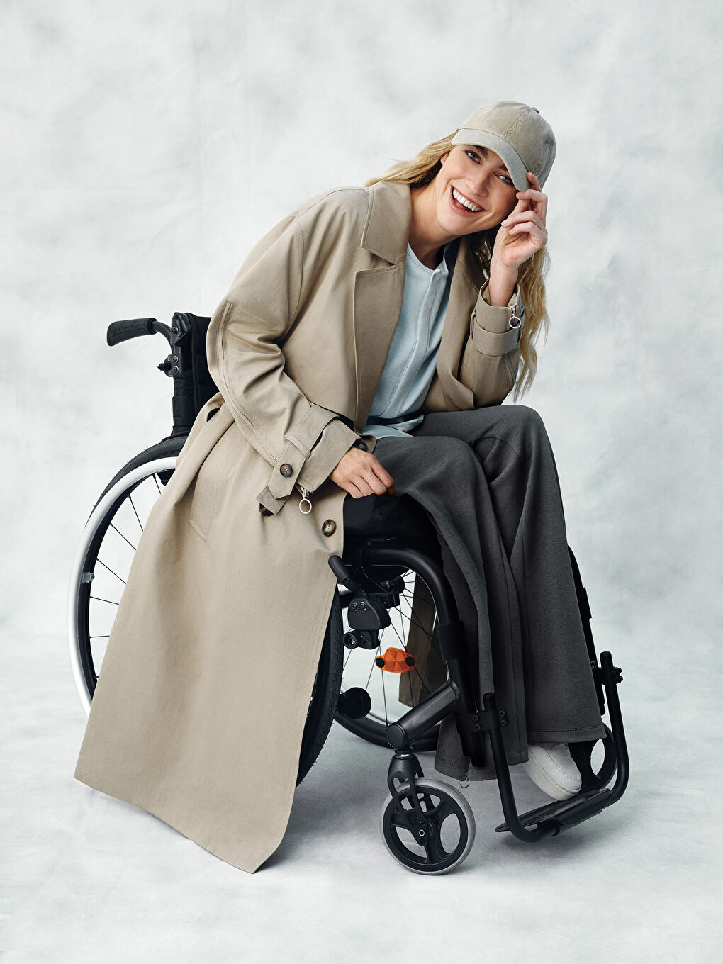 Haki Kolay Giyilebilir Cırt Bantlı ve Fermuarlı Kadın Trençkot