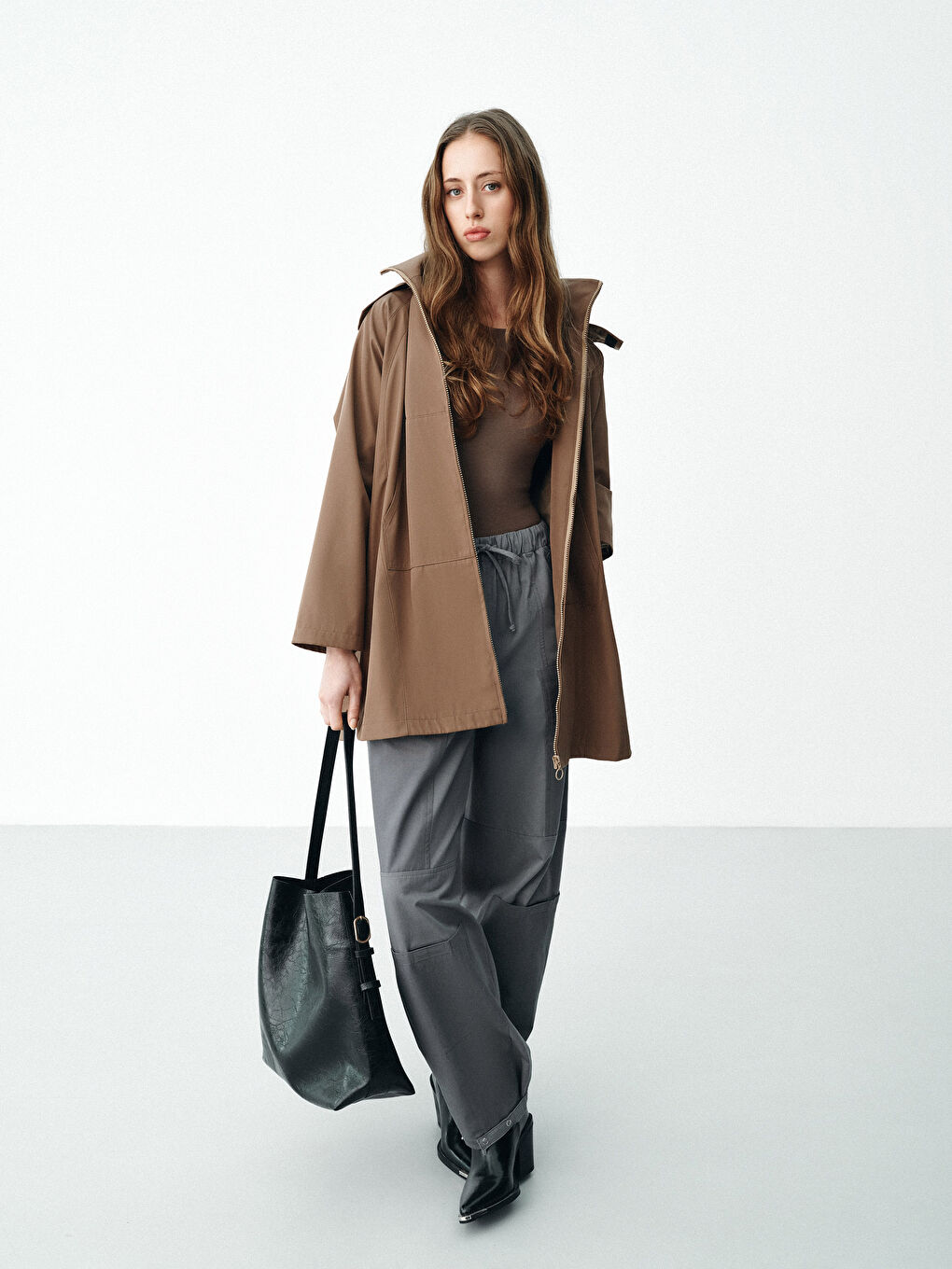 Kahverengi Kolay Giyilebilir Yanlardan Cırt Bant Kapamalı Kadın Yağmurluk