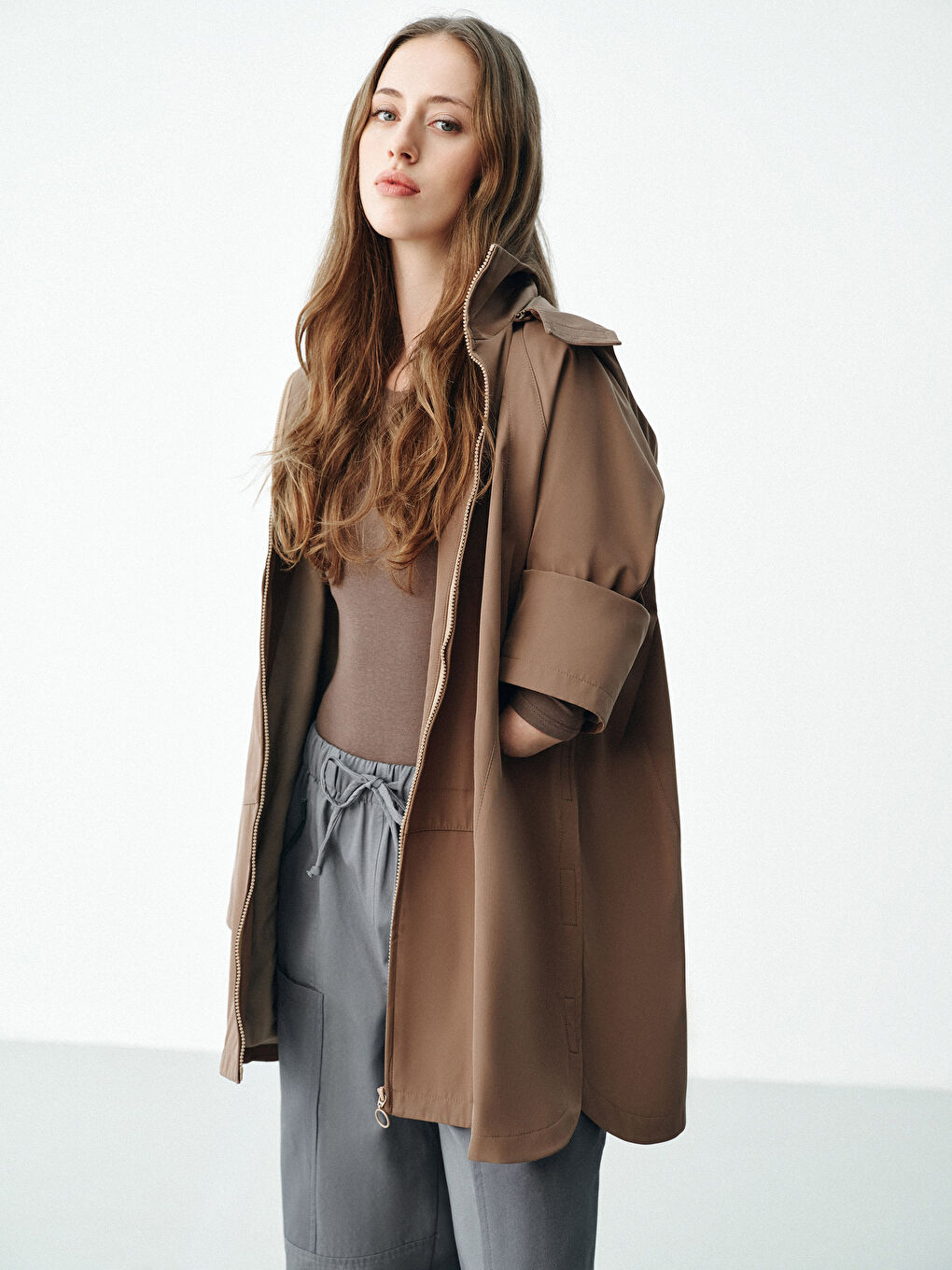 Kahverengi Kolay Giyilebilir Yanlardan Cırt Bant Kapamalı Kadın Yağmurluk-1