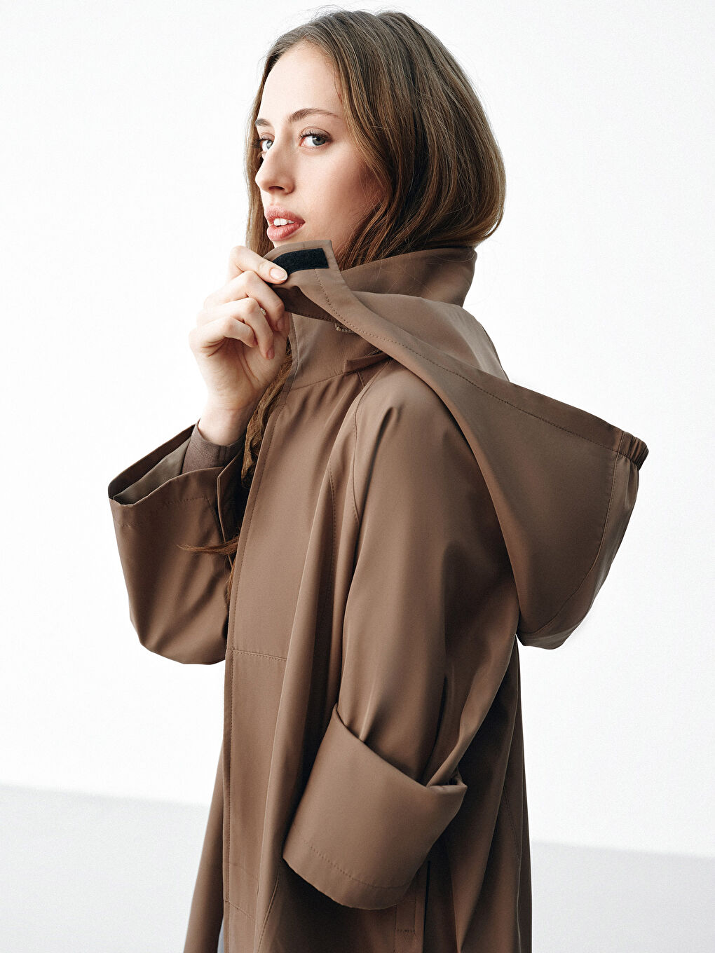 Kahverengi Kolay Giyilebilir Yanlardan Cırt Bant Kapamalı Kadın Yağmurluk-2