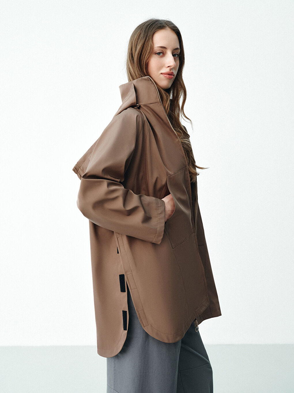 Kahverengi Kolay Giyilebilir Yanlardan Cırt Bant Kapamalı Kadın Yağmurluk-3