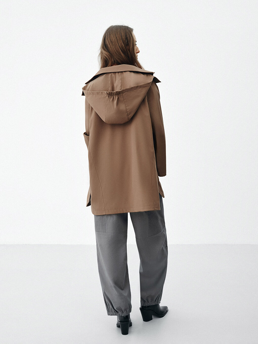Kahverengi Kolay Giyilebilir Yanlardan Cırt Bant Kapamalı Kadın Yağmurluk-4