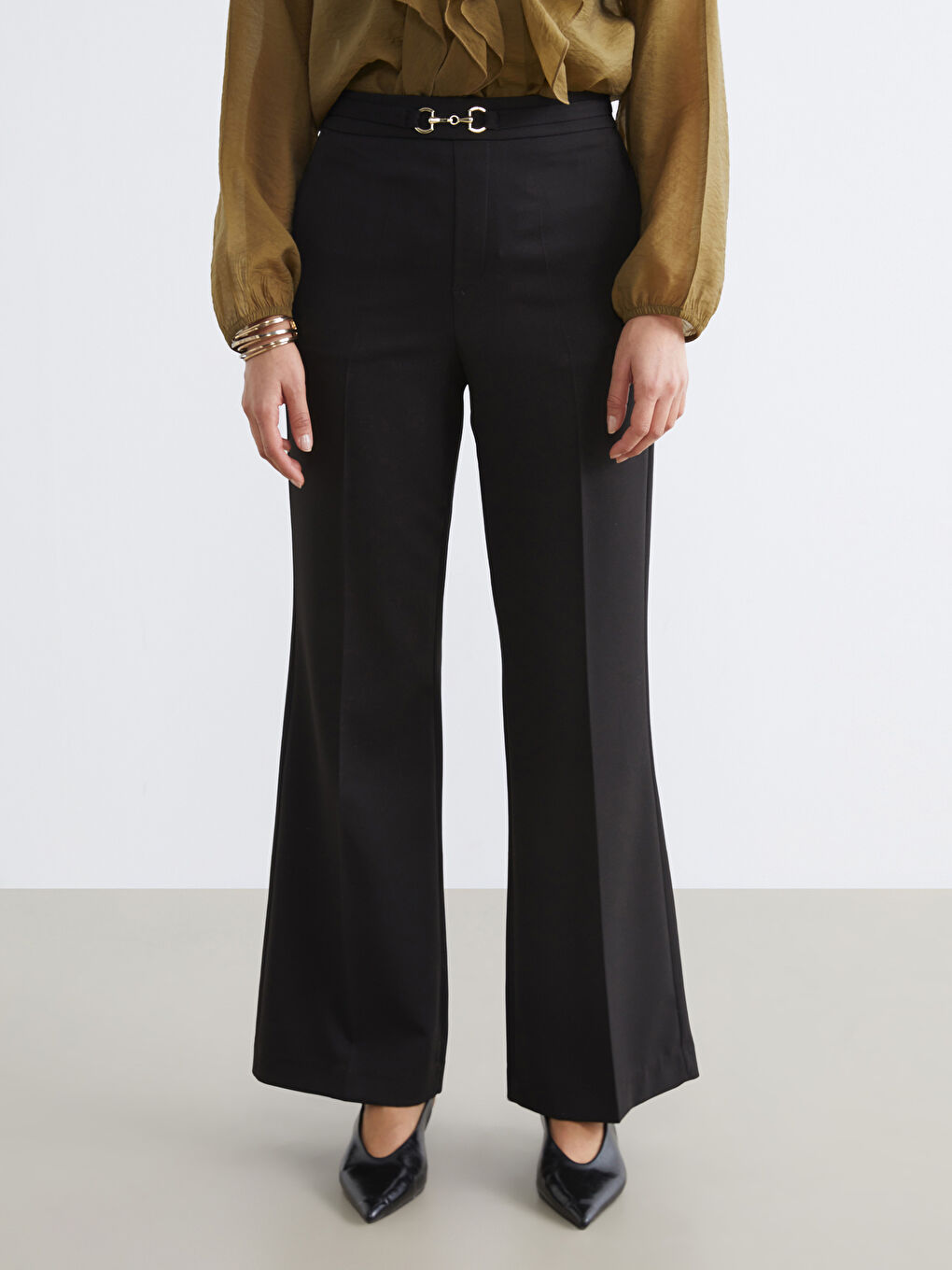 Siyah Standart Fit Toka Detaylı Kadın Pantolon-1