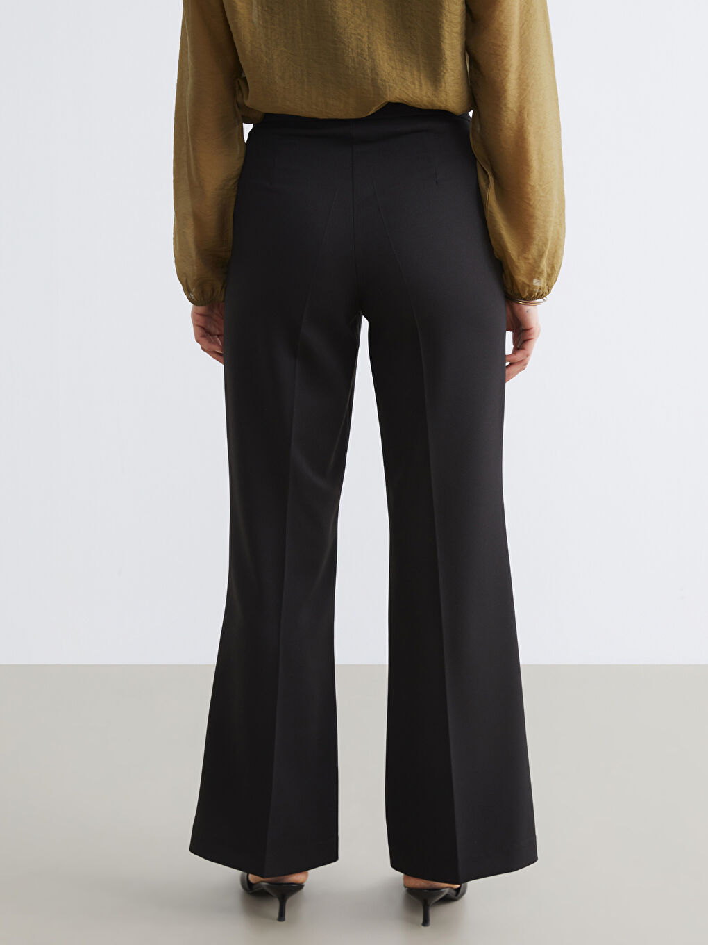 Siyah Standart Fit Toka Detaylı Kadın Pantolon-3