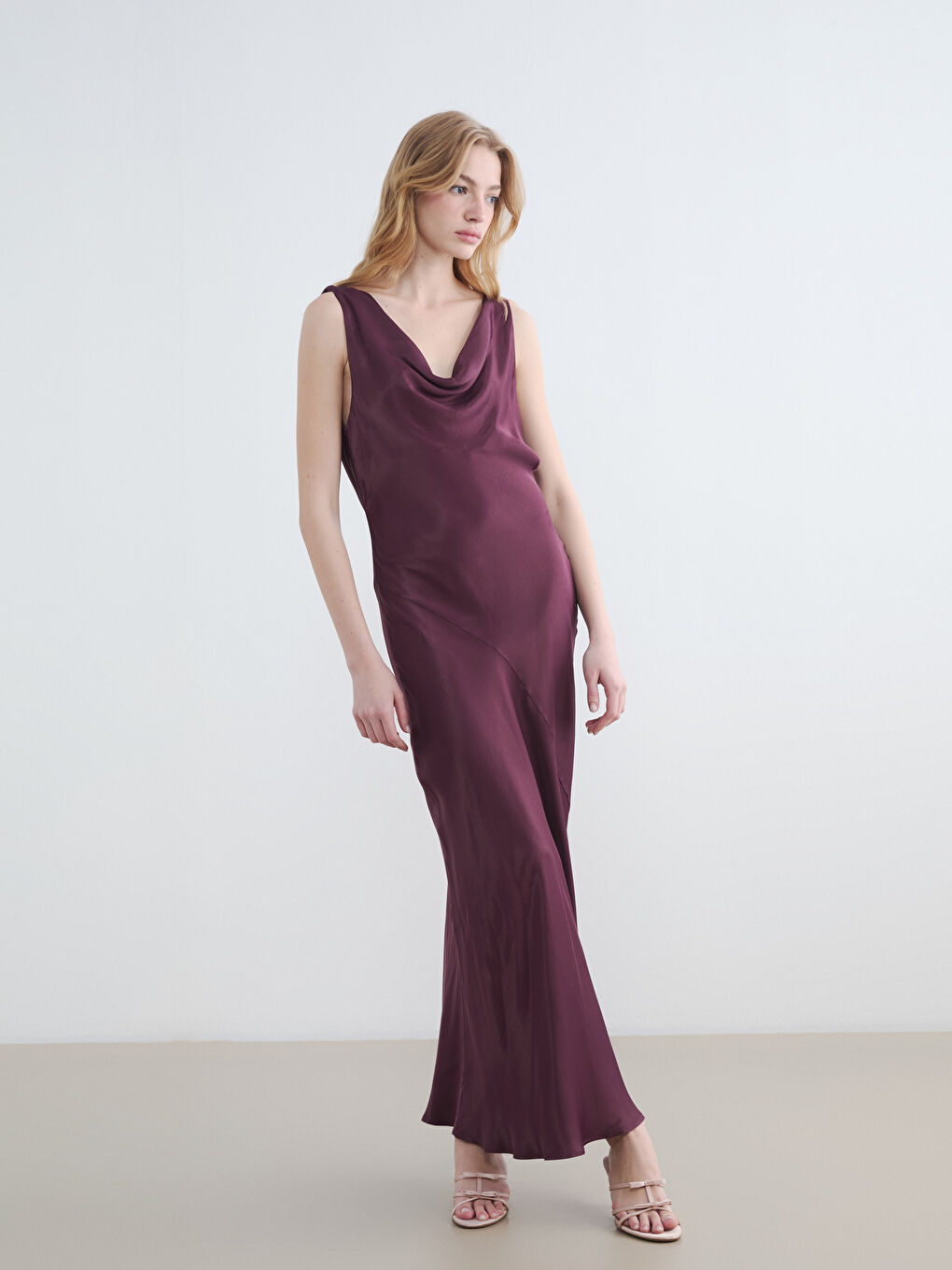 Bordo Dökümlü Yaka Saten Elbise