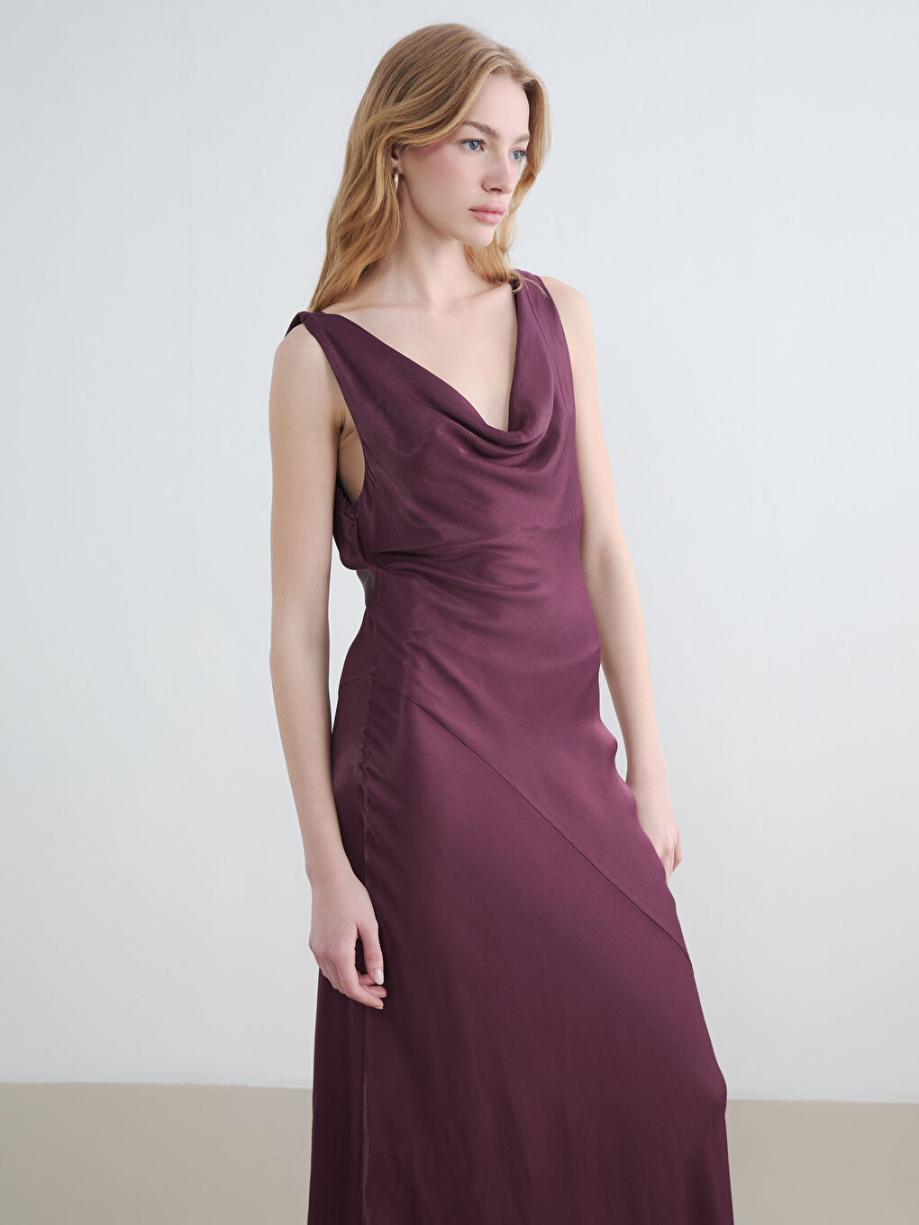 Bordo Dökümlü Yaka Saten Elbise-1