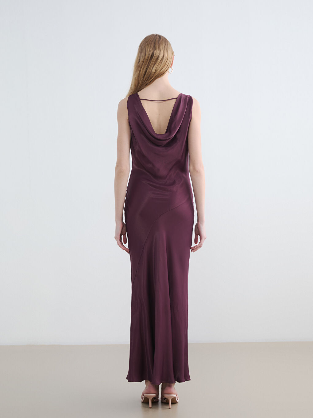 Bordo Dökümlü Yaka Saten Elbise-3