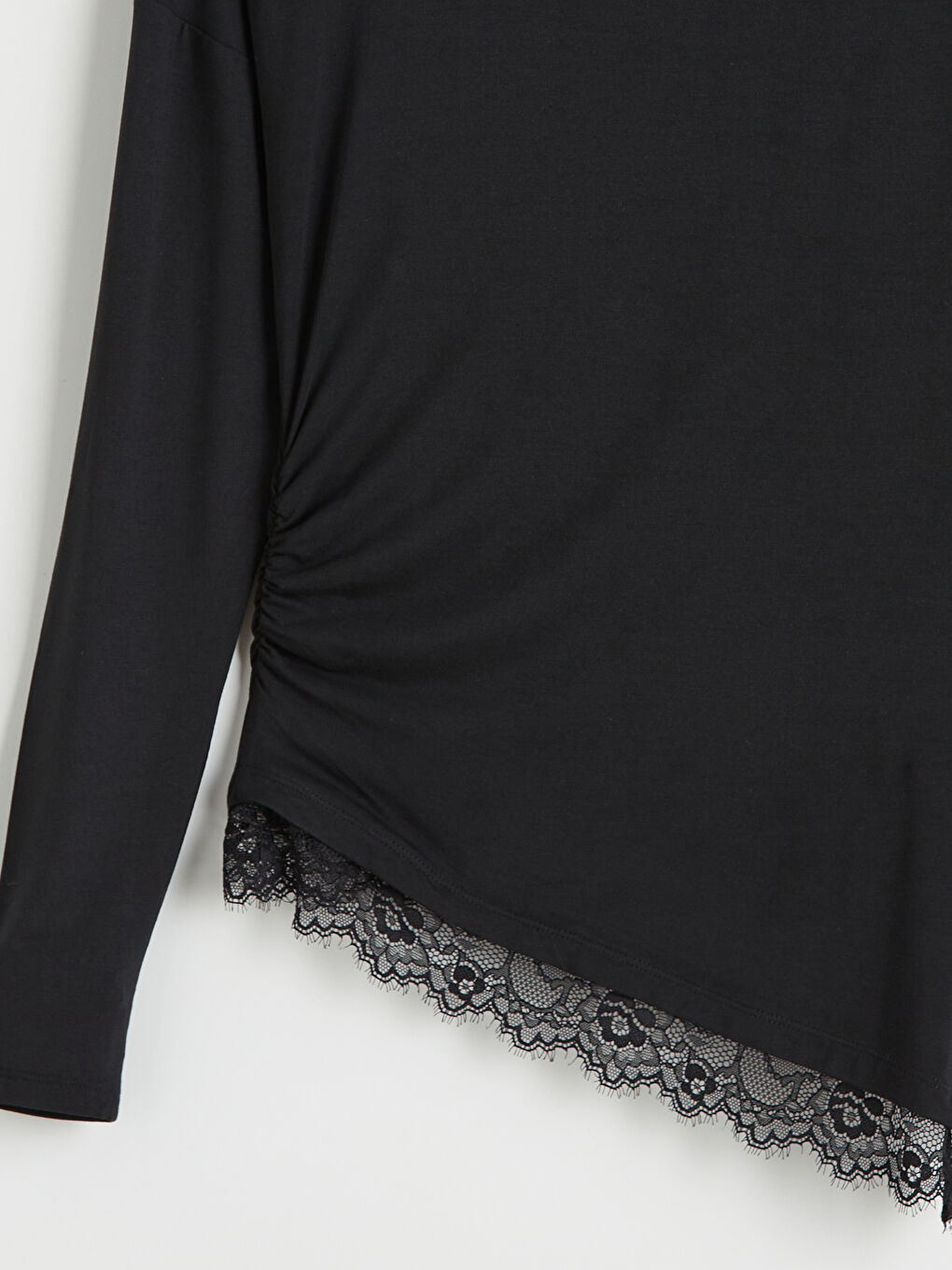 Siyah Bisiklet Yaka Dantel Detaylı Büzgülü Bluz	-1