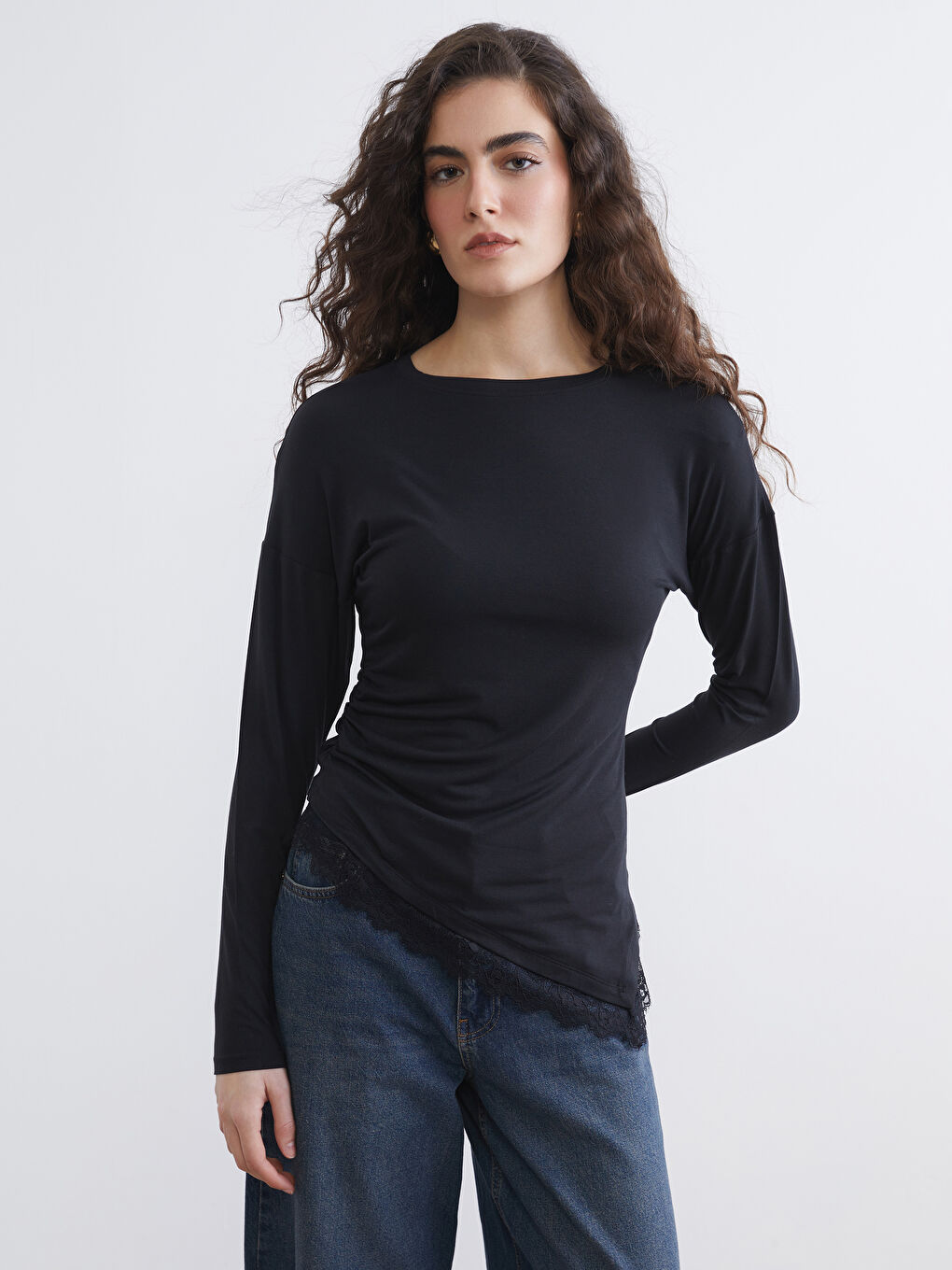 Siyah Bisiklet Yaka Dantel Detaylı Büzgülü Bluz	