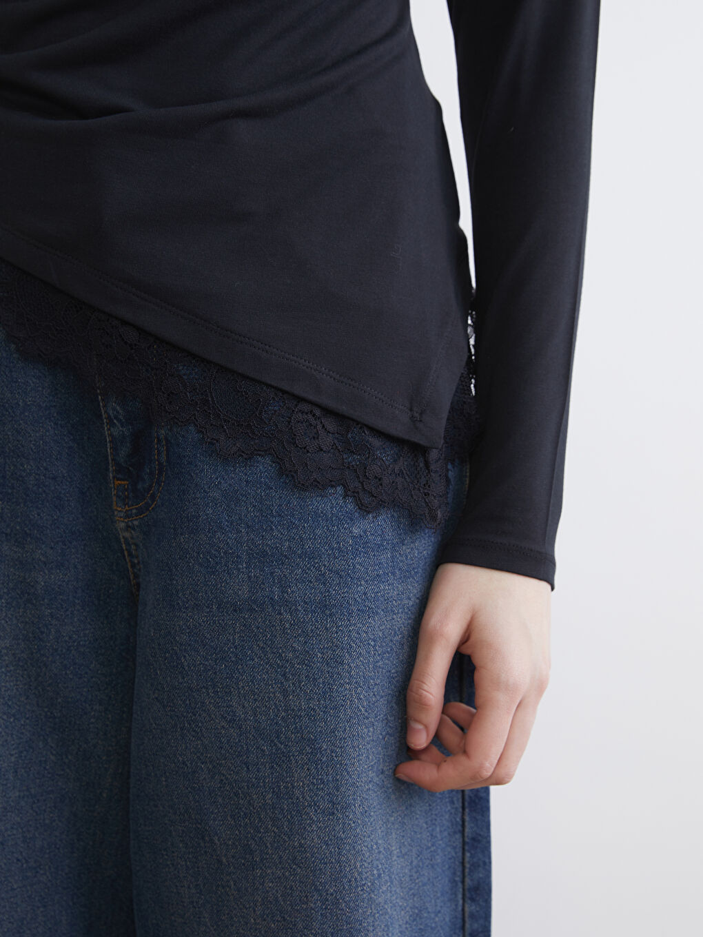 Siyah Bisiklet Yaka Dantel Detaylı Büzgülü Bluz	-3