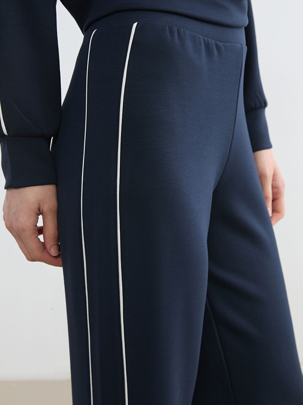 Wide-leg women's sweatpants with an elasticated waist.-2