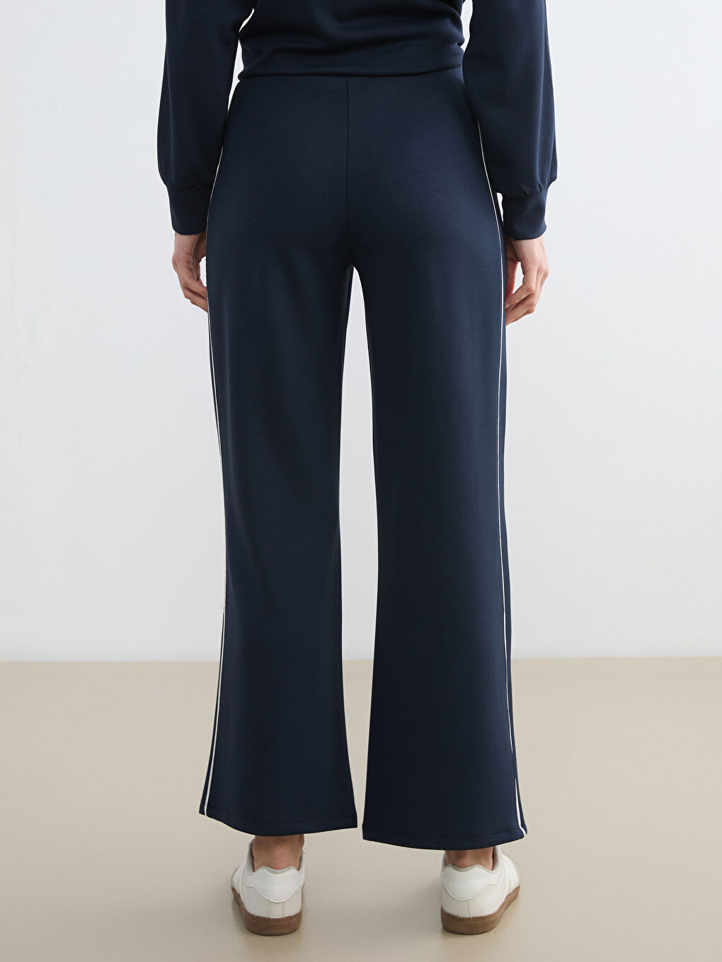 Wide-leg women's sweatpants with an elasticated waist.-3