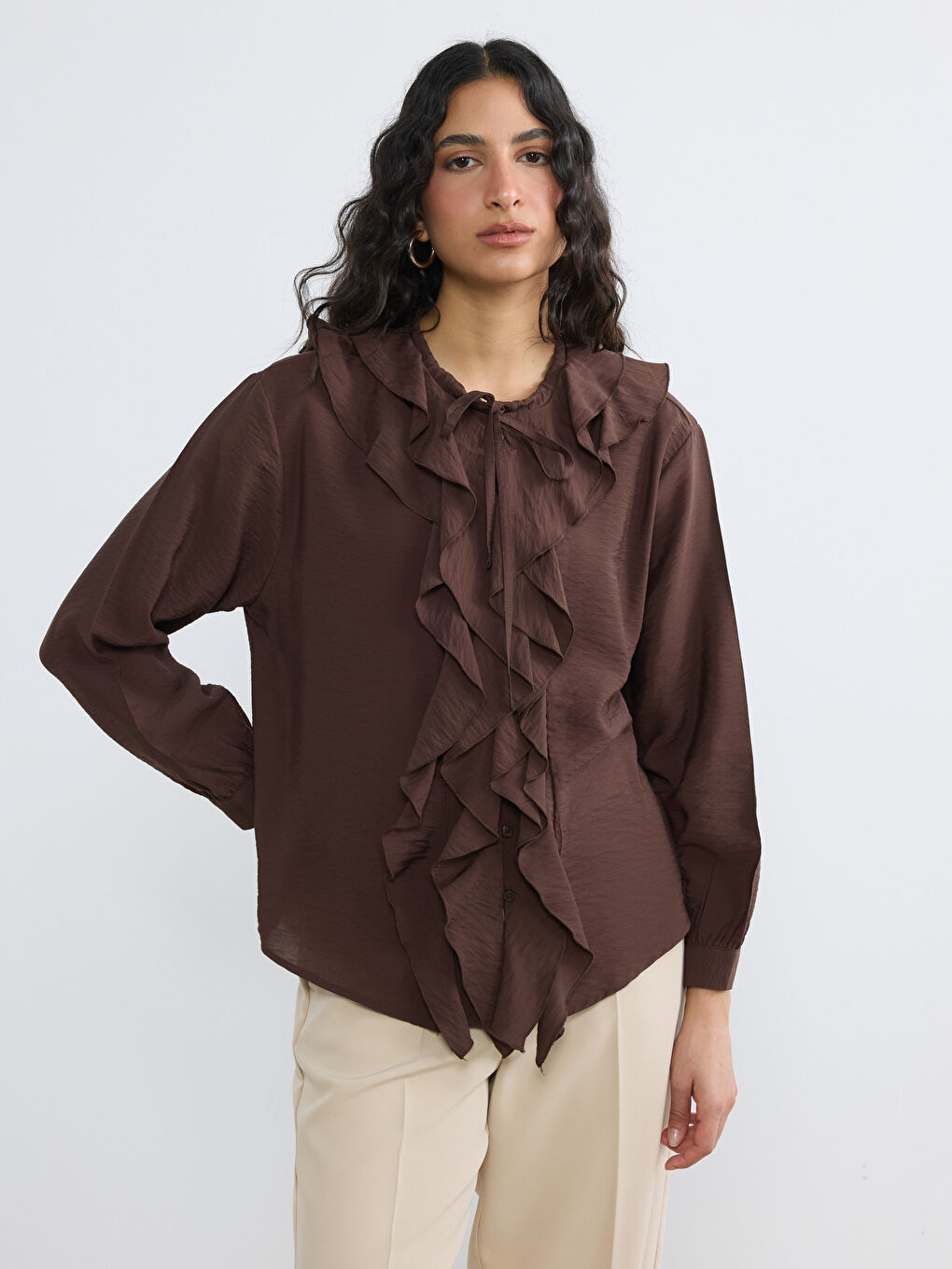 Kahverengi Bağlamalı Yaka Fırfırlı Oversize Bluz