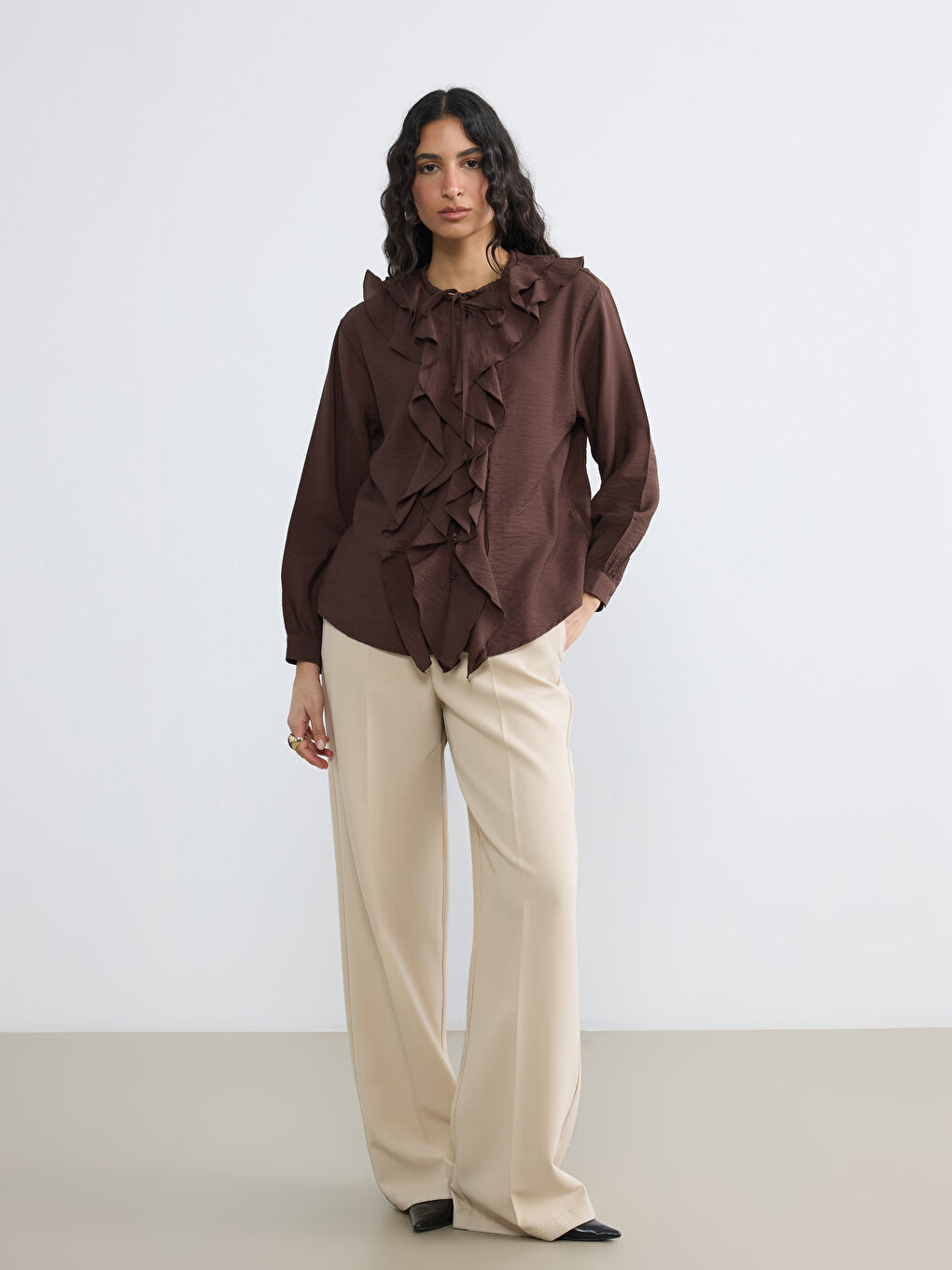 Kahverengi Bağlamalı Yaka Fırfırlı Oversize Bluz-1