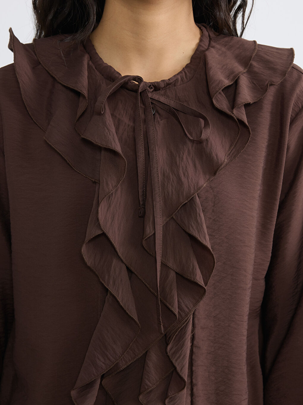 Kahverengi Bağlamalı Yaka Fırfırlı Oversize Bluz-2
