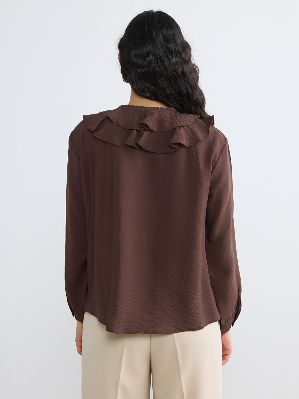 Kahverengi Bağlamalı Yaka Fırfırlı Oversize Bluz-3