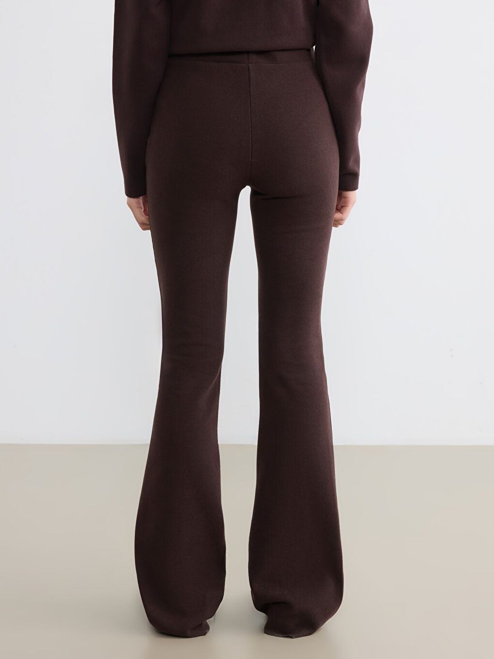 Дамски джогър с разкроен дизайн-3