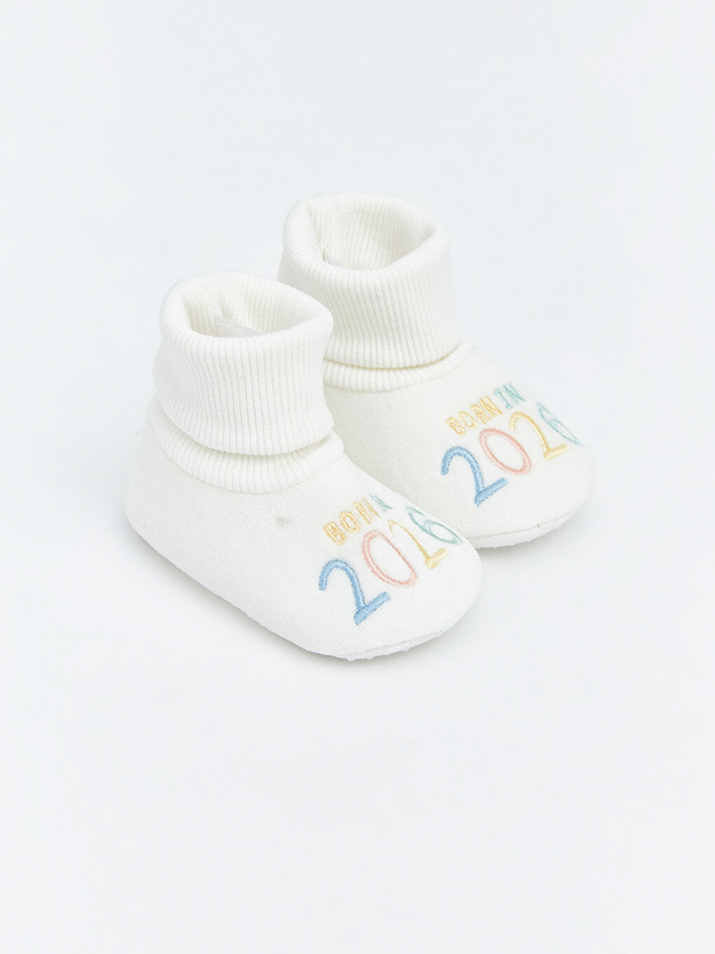 Beyaz Nakışlı Kız Bebek Çoraplı Ev Ayakkabısı