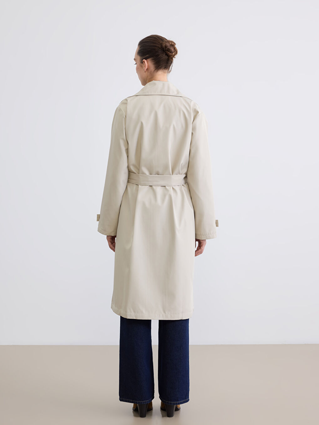 Bej Kruvaze Yaka Kuşaklı Kadın Trençkot-3