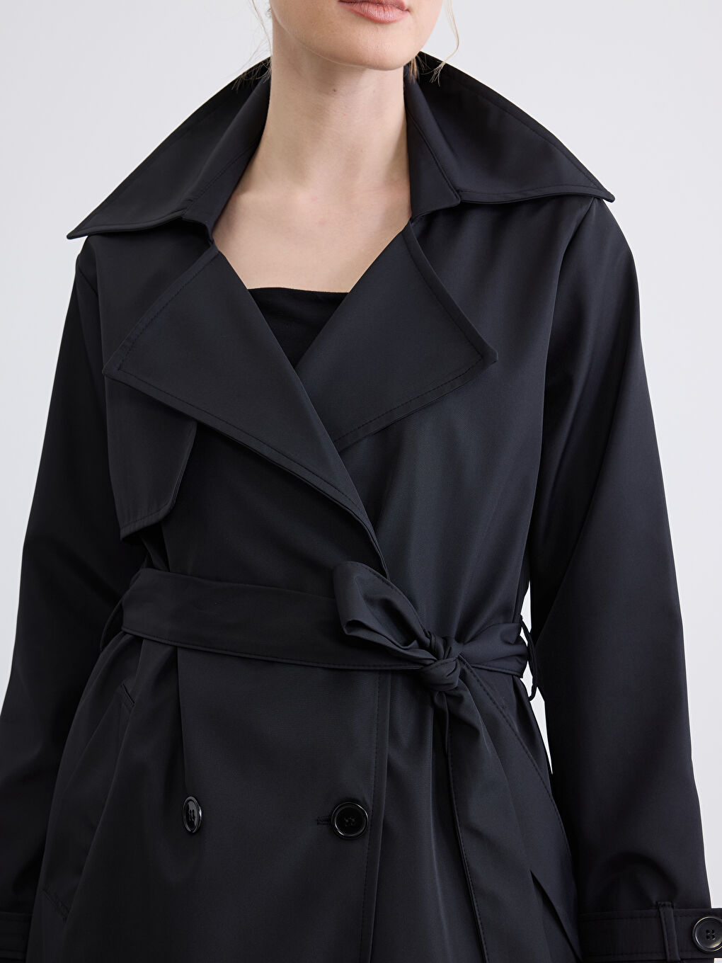Siyah Kruvaze Yaka Kuşaklı Kadın Trençkot-3