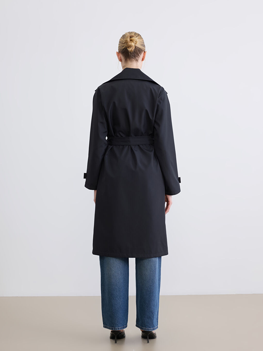 Siyah Kruvaze Yaka Kuşaklı Kadın Trençkot-4