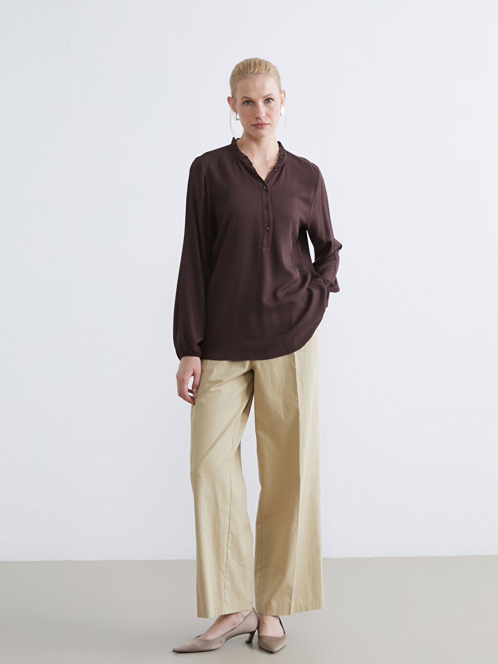 Kahverengi Fırfırlı Kaçık Yaka Bluz	-1