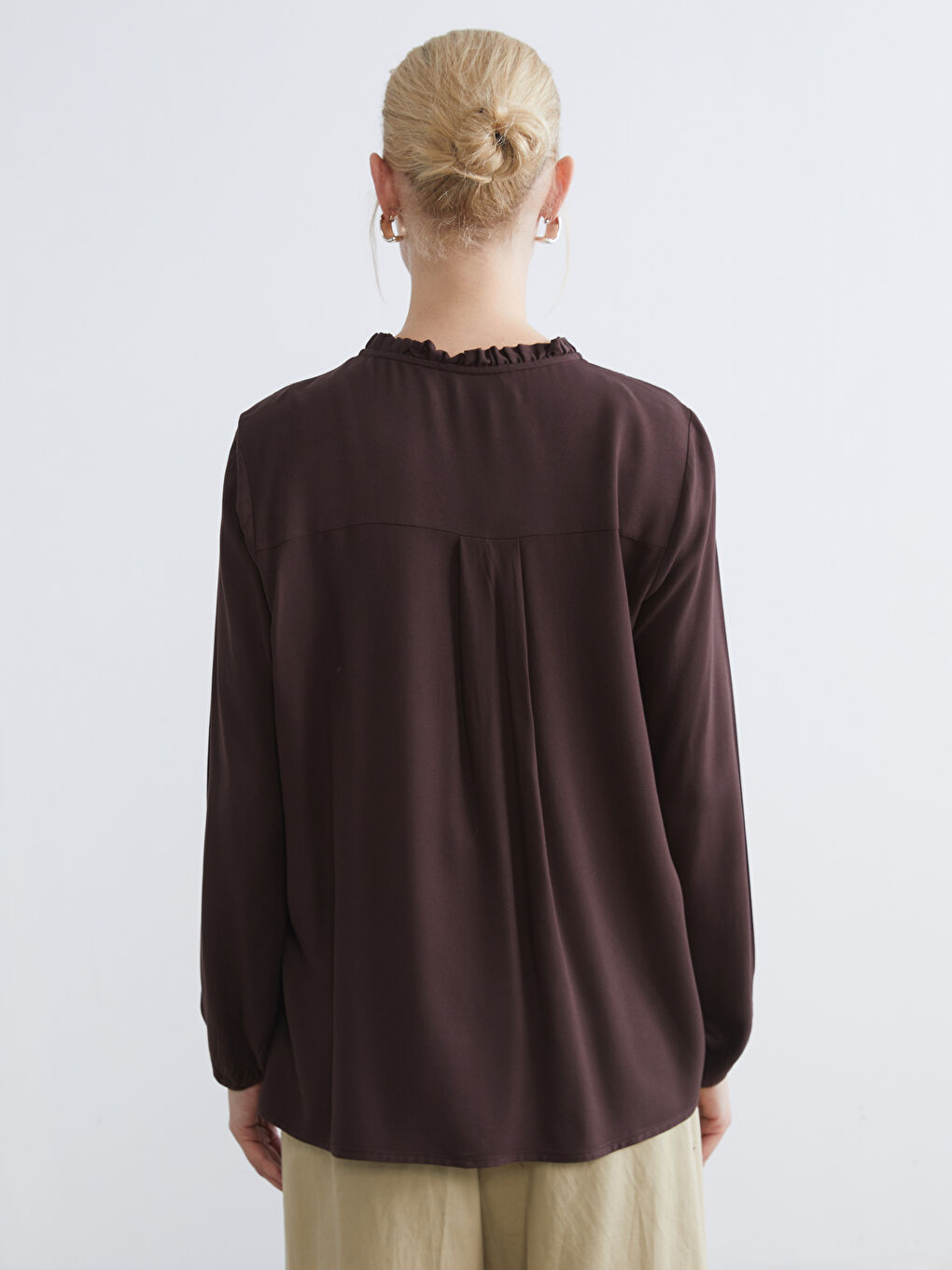 Kahverengi Fırfırlı Kaçık Yaka Bluz	-3