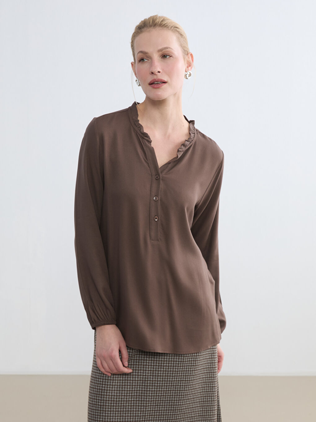 Bluza sa naboranim okovratnikom