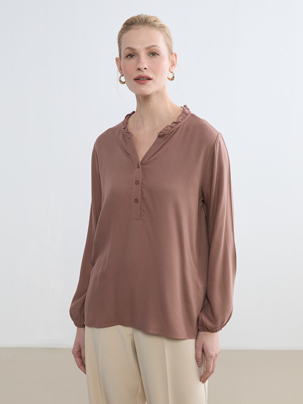 Pembe Fırfırlı Kaçık Yaka Bluz	