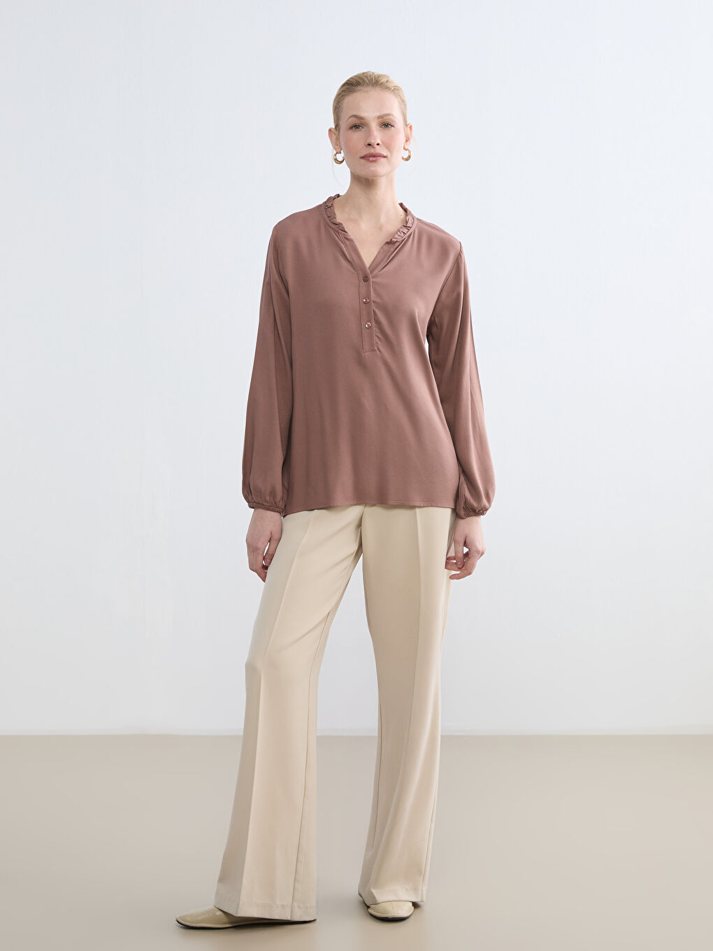 Pembe Fırfırlı Kaçık Yaka Bluz	-1