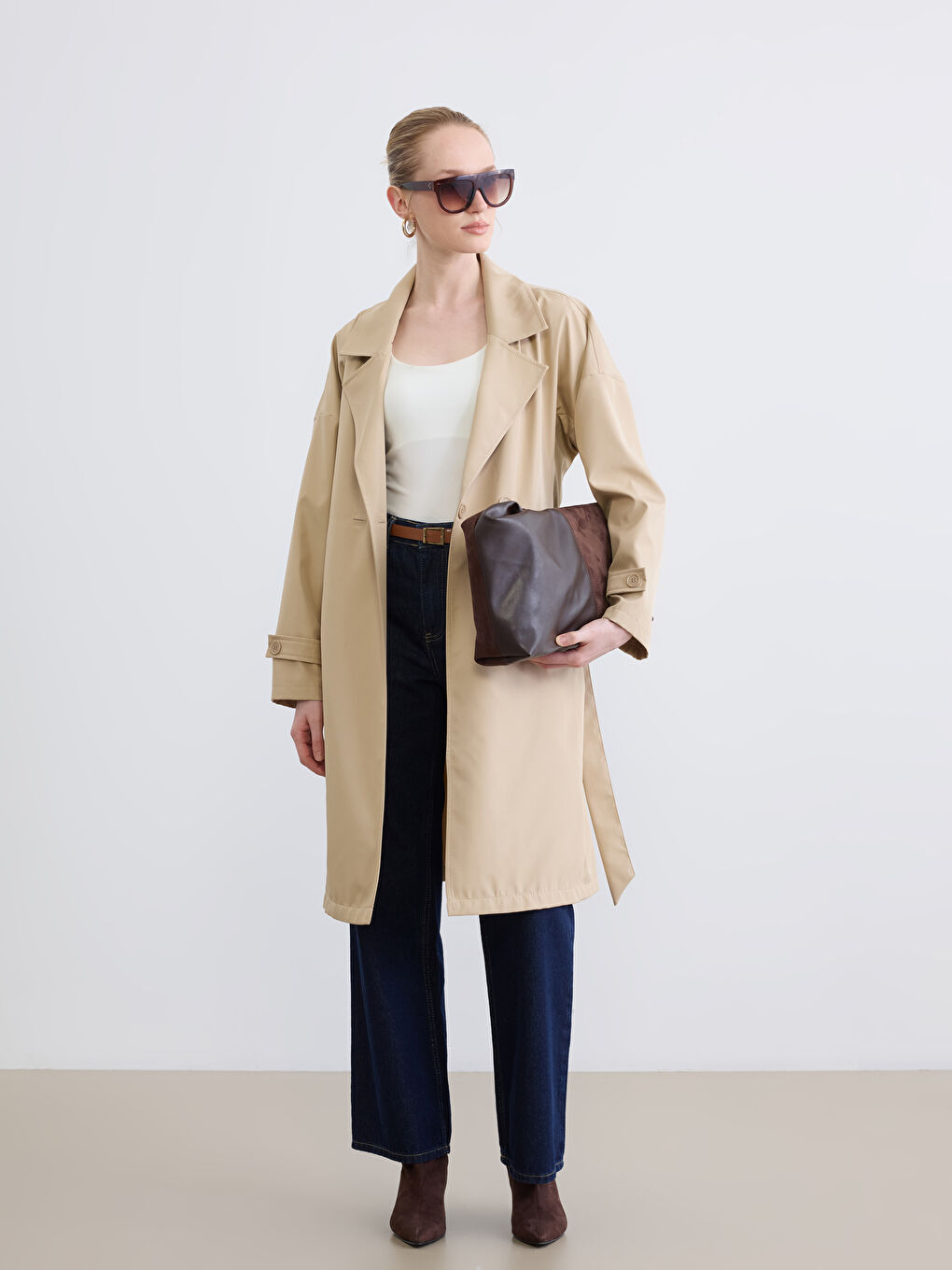 Bej Kruvaze Yaka Kuşaklı Oversize Kadın Trençkot-1