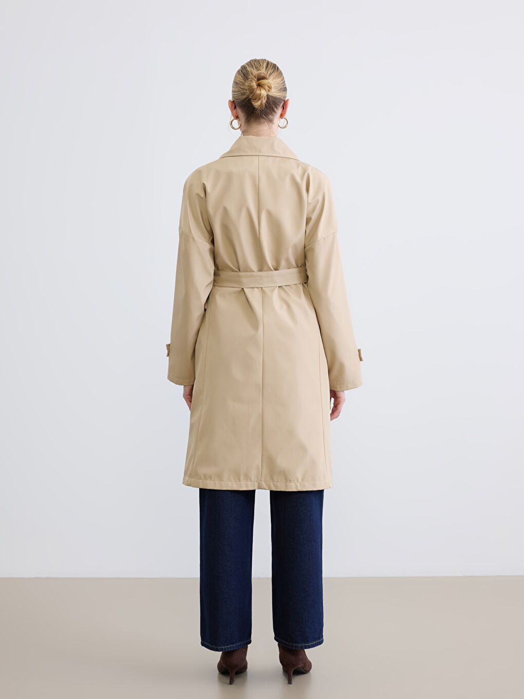 Bej Kruvaze Yaka Kuşaklı Oversize Kadın Trençkot-4