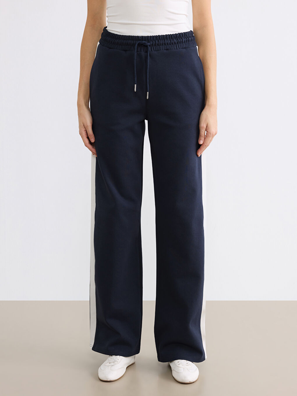 Женские широкие спортивные штаны с эластичным поясом-1